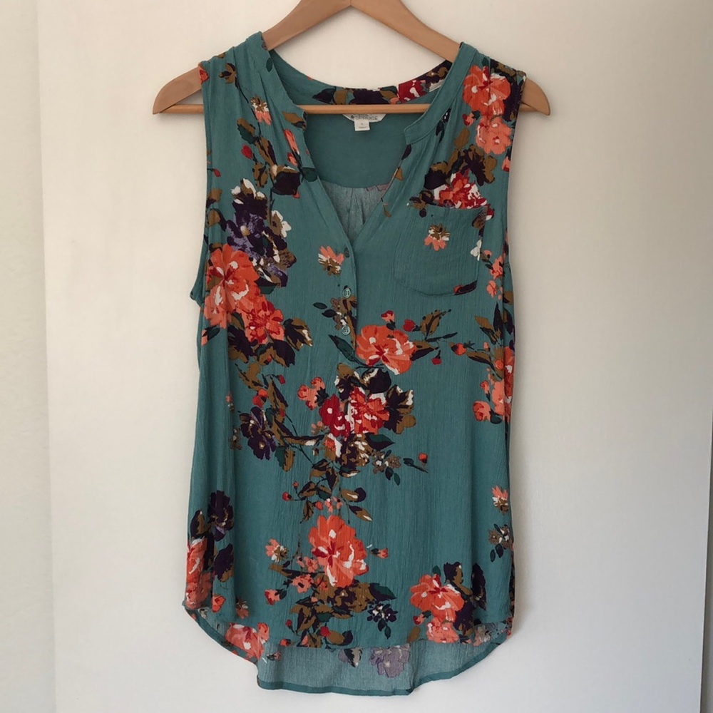 Floral buttoned tank top NWOT